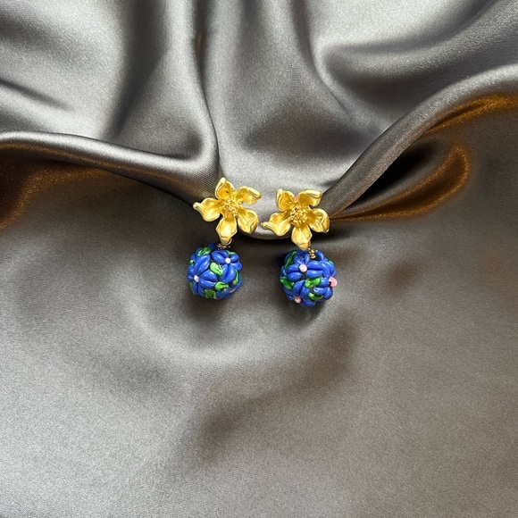 Flower ball earrings - Picture 3 of 5